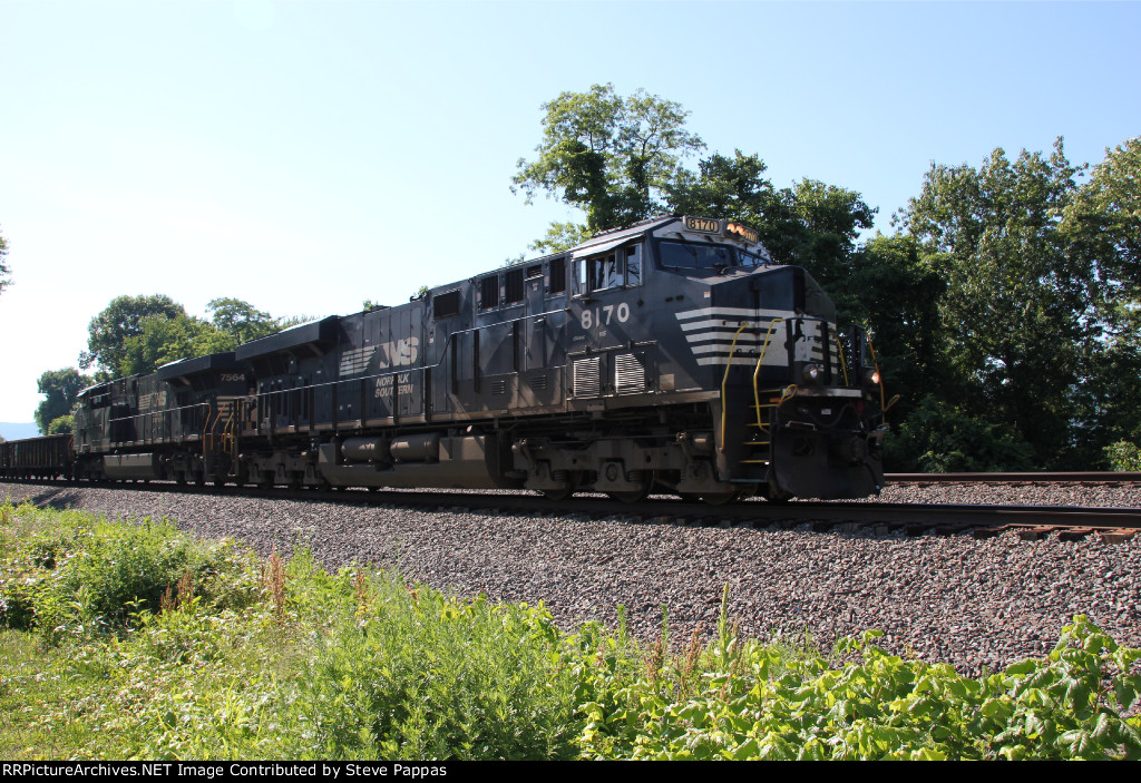 NS 8170 pulls train 38G down the siding